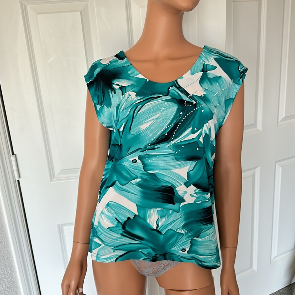 BEAUTIFUL VALENTINA SLEEVELESS TOP. Size 1X. Turquoise blue/white. Studs. EUC.